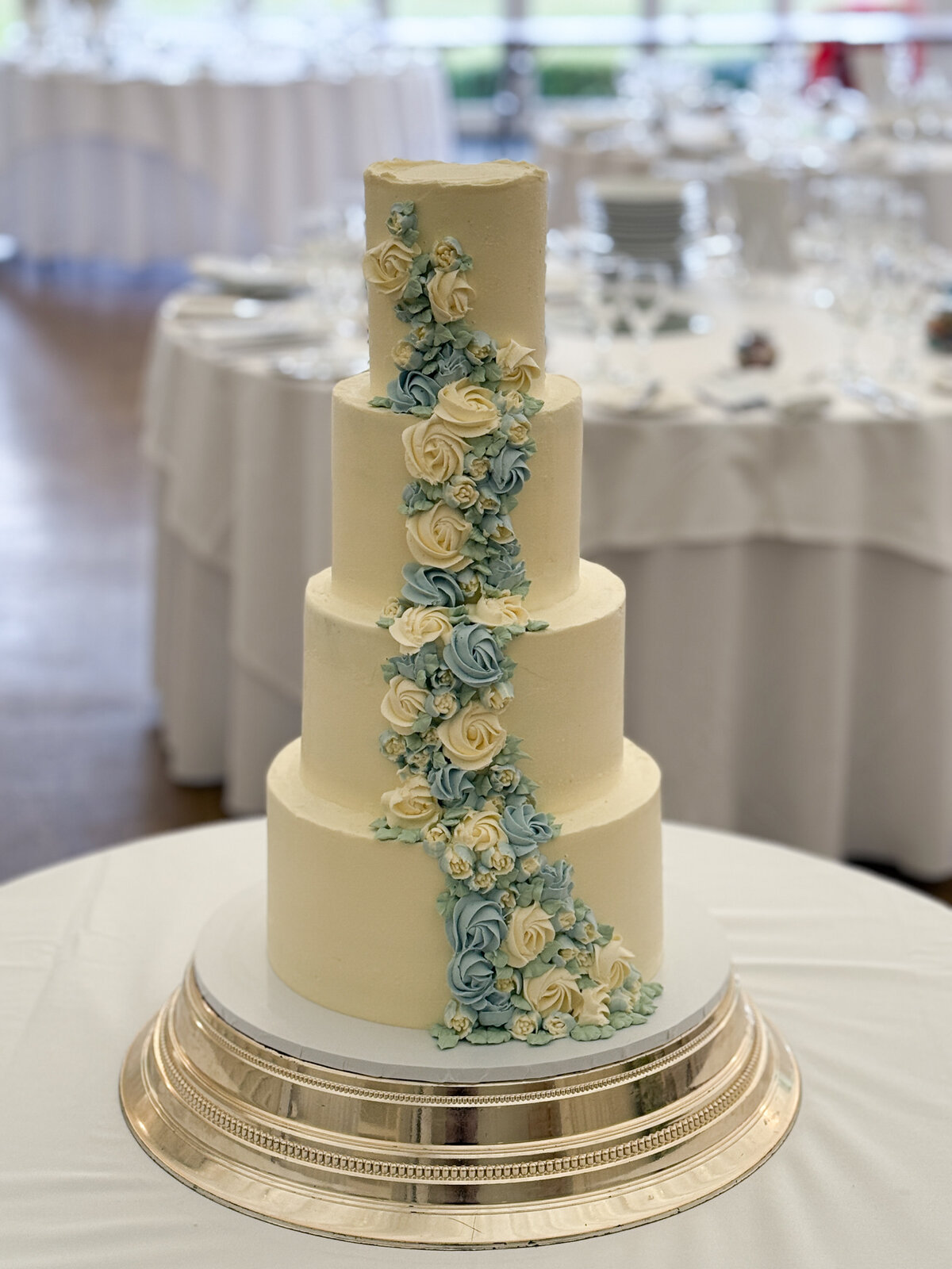 layers-graces-weddingcake-four-tier-buttercream-flowers-iced