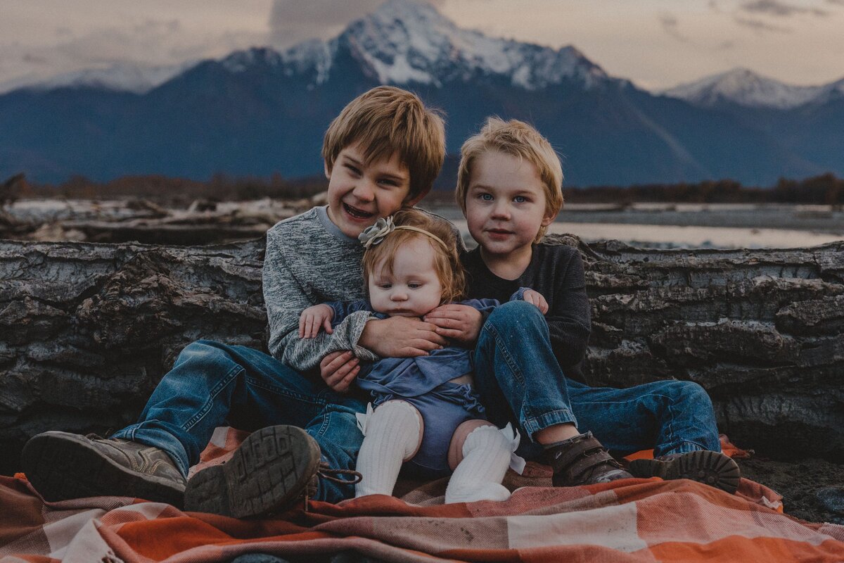 9L0A1120Alaska_MatanuskaRiverFamilySession