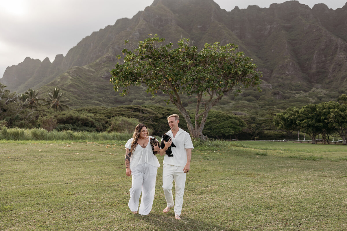 kualoa-beach-park-couples-photoshoot-with-cats-22