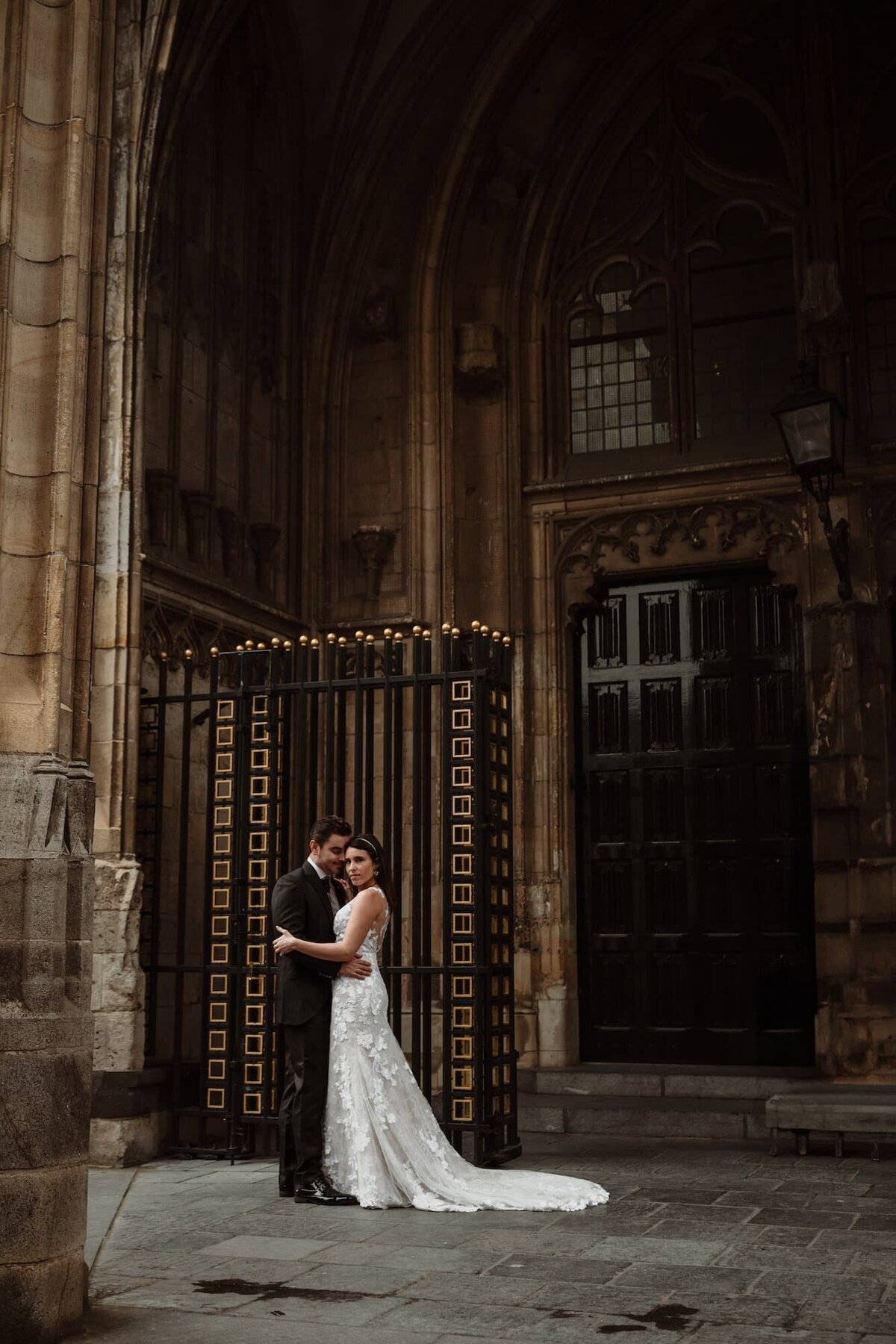getrouwd stel voor kerk door fotograaf Eline Hemelt