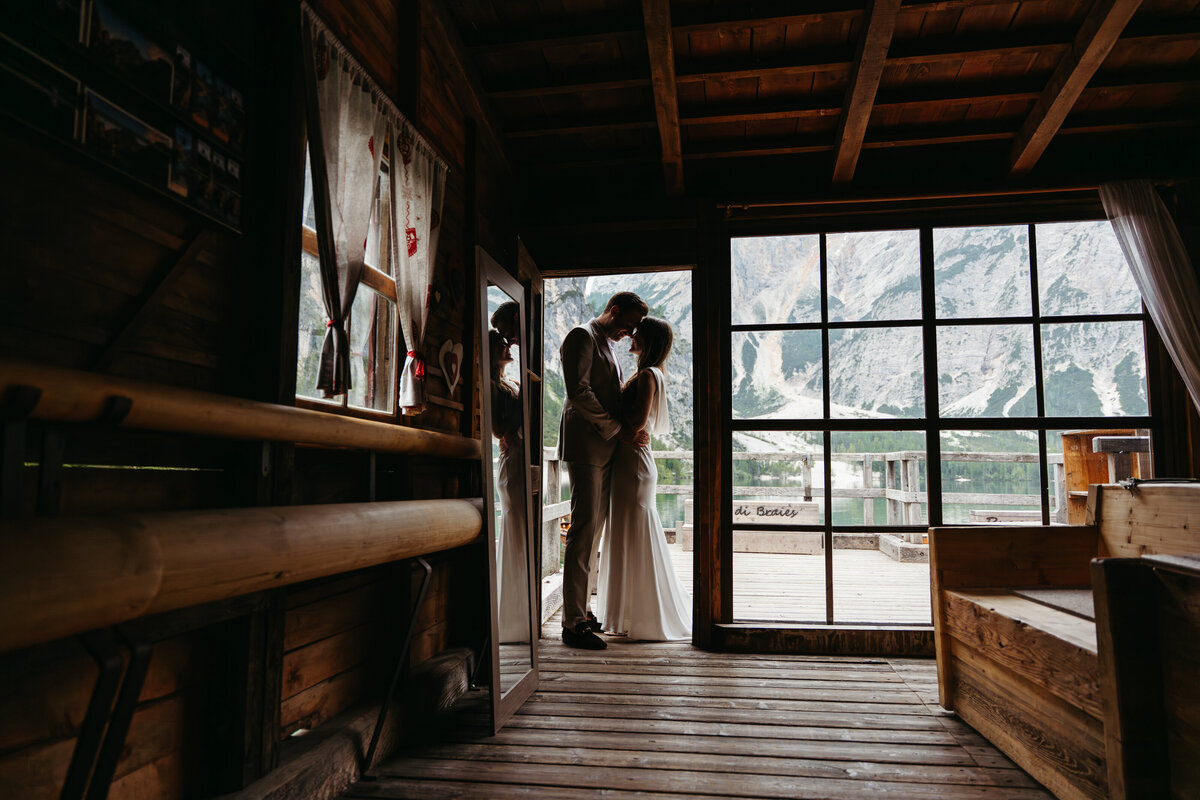 Couple silhouette romantic cabin Lago di Braies