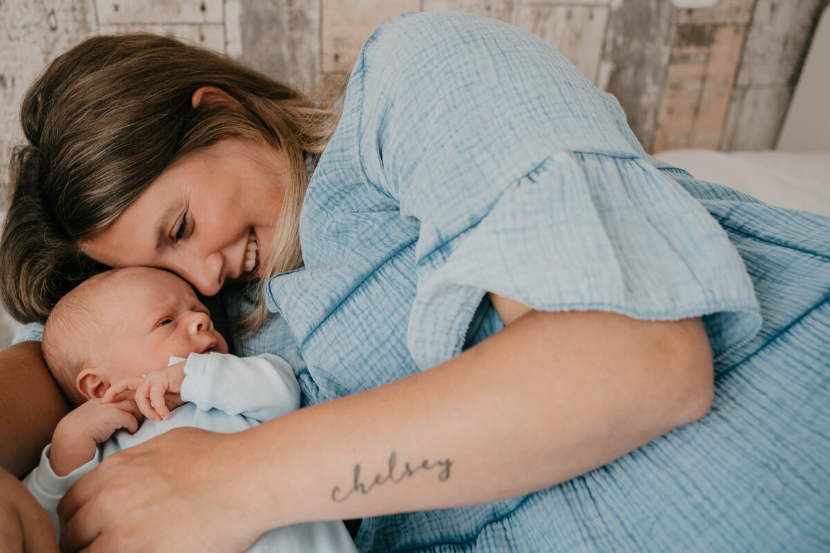 Newbornshoot door Leukfotografie in Amsterdam, Zaandam, Landsmeer, Oostzaan en Purmerend – zachte, liefdevolle babyfoto’s-25