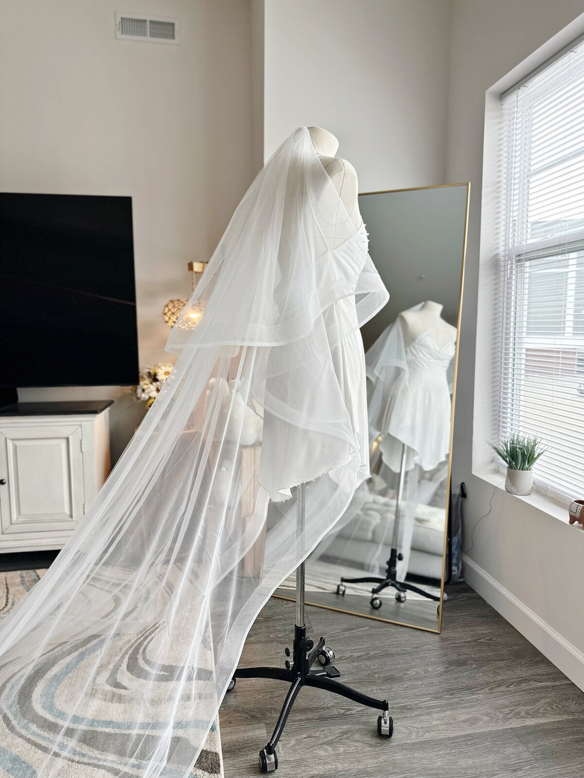 Ivory lace blusher veil paired with classic pearl hair comb
