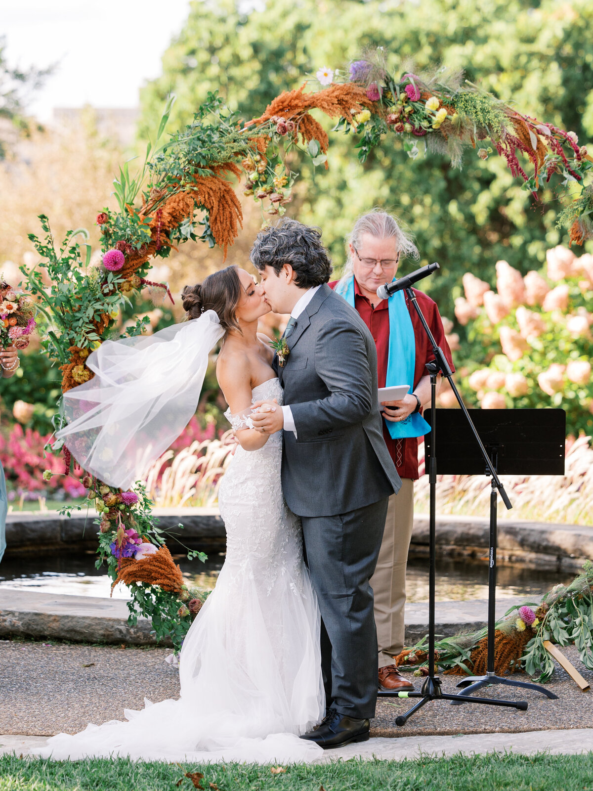 pittsburgh-wedding-photographer-phipps-botanic-gardens-conservatory-wedding-outdoor-lgbtq-luxury-photography-light-and-airy40