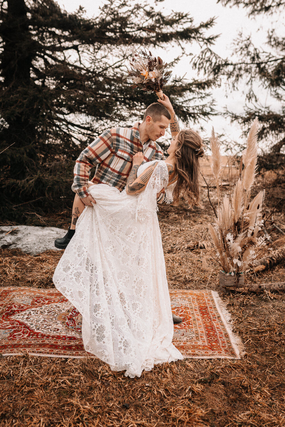 Brautpaar auf einem Teppich in der Natur