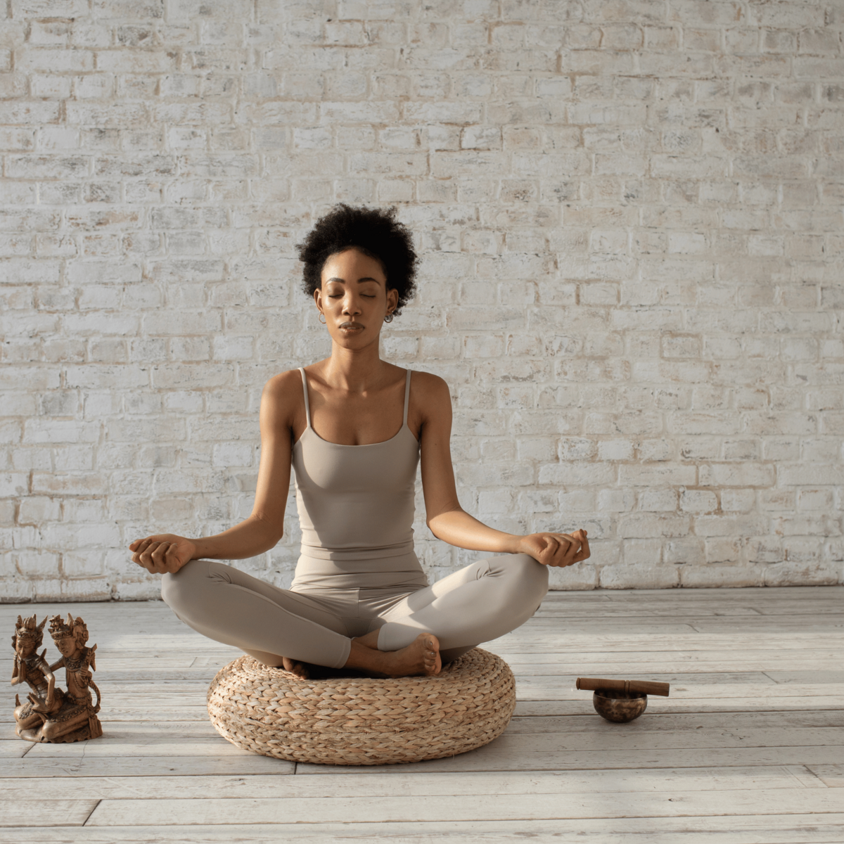 woman_meditation_strawcushion