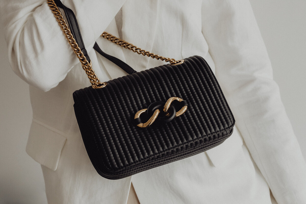kaboompics_anonymous-female-in-trendy-outfit-with-bag-27789