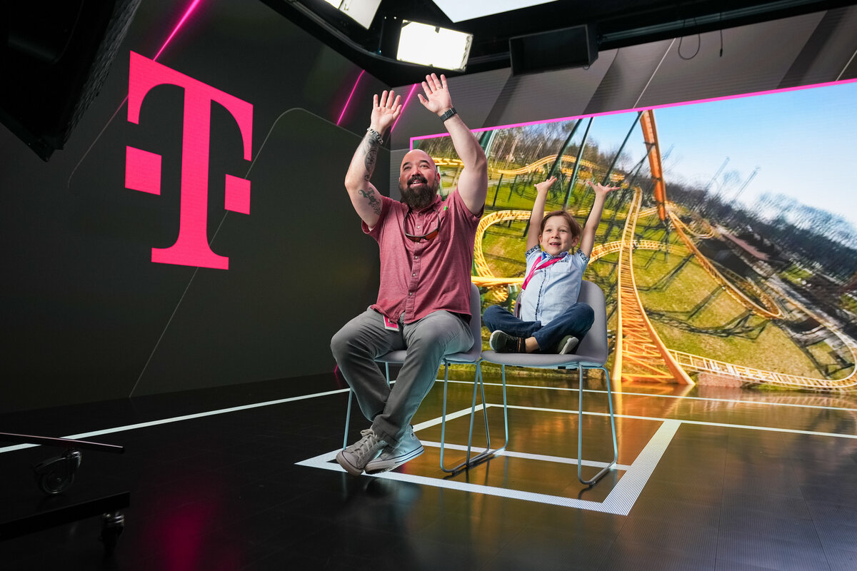 kansas-city-event-photography-0247-attendees-at-tmobile-booth