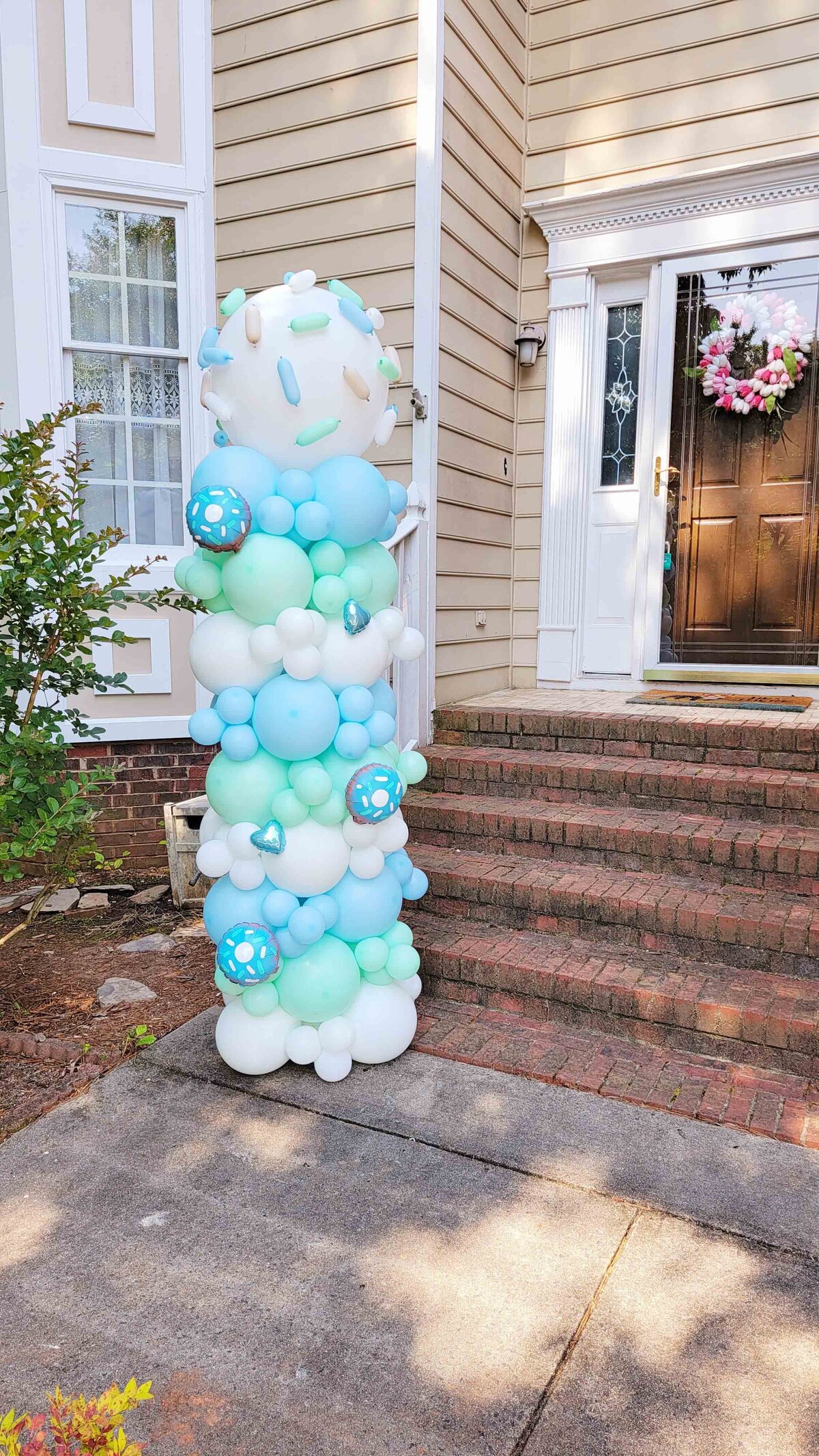 Touch of sweetness to your event with air with flair decor's balloon columns, featuring the whimsical design of pretty donuts gifts.