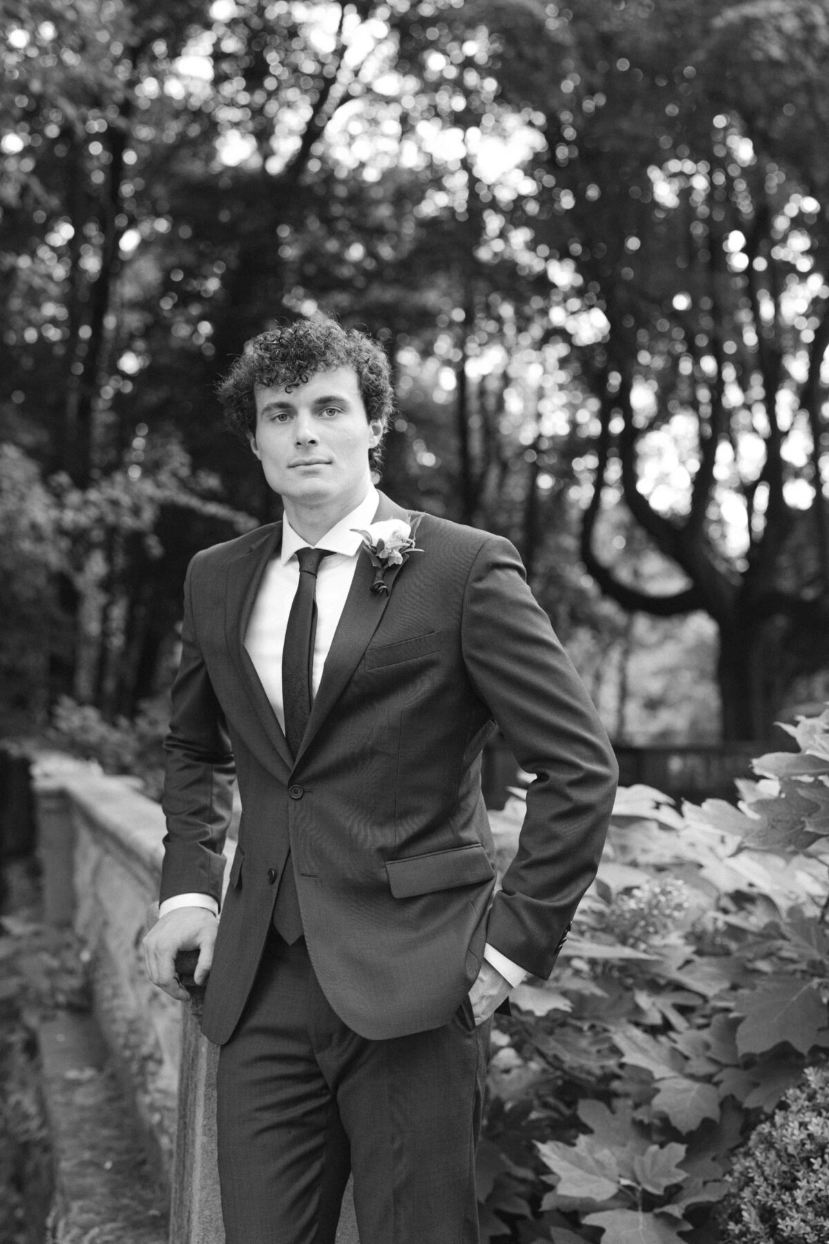 black-and-white-groom-photos