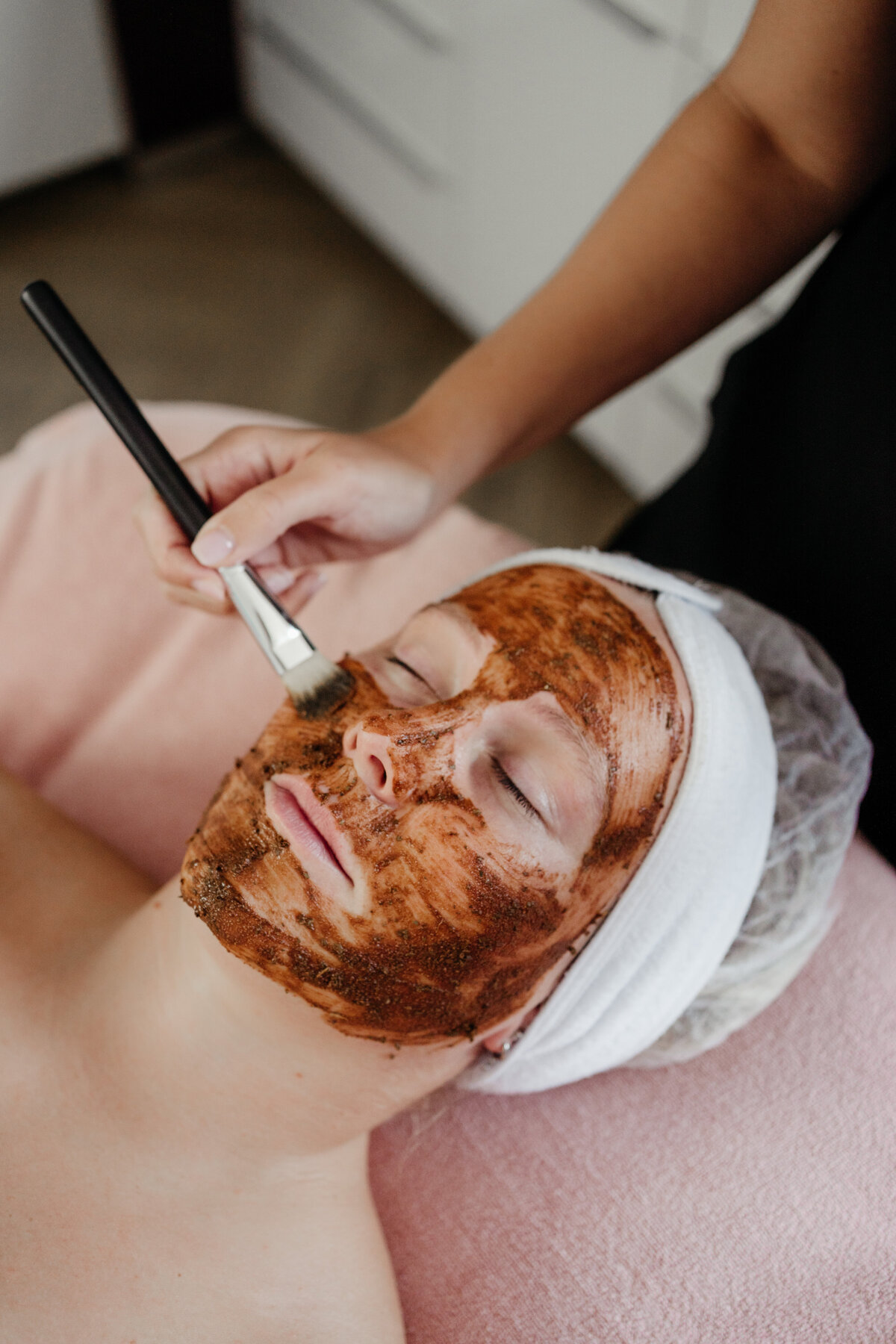 Branding shoot schoonheids salon. Masker wordt aangebracht. 