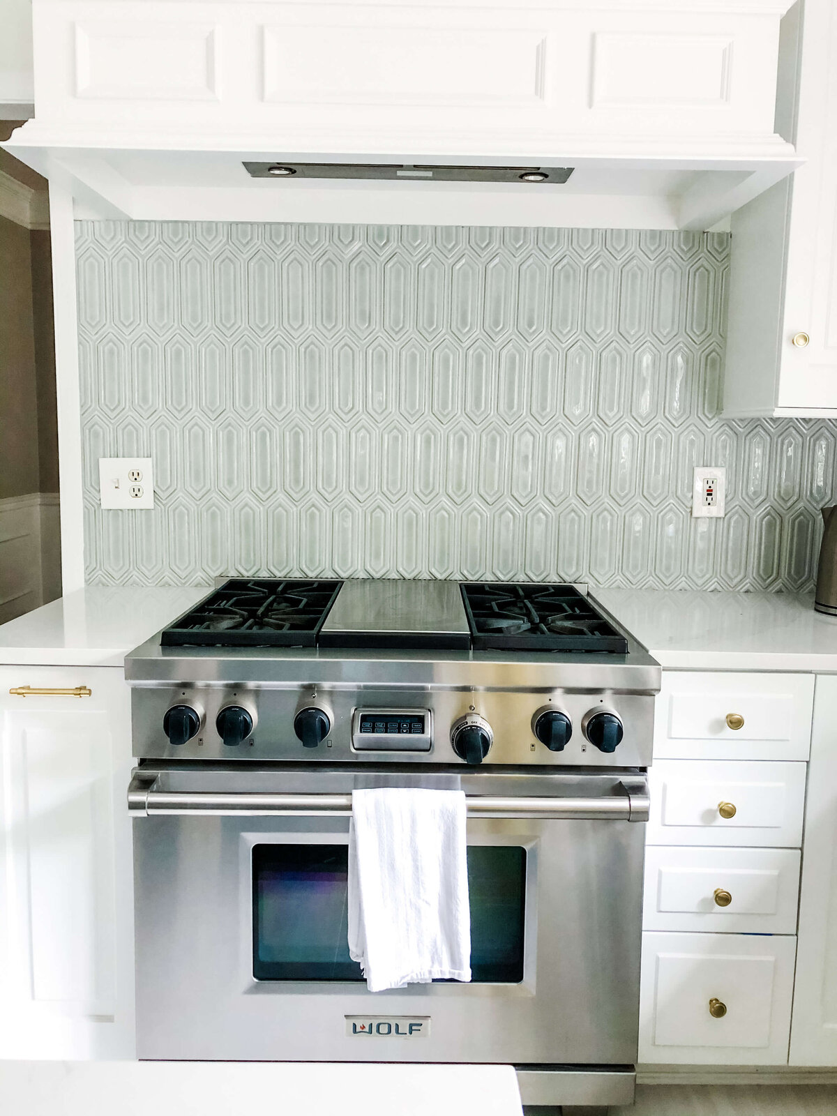 modern-kitchen-wolf-gas-range-ceramic-mosaic-tile-kitchen-backsplash