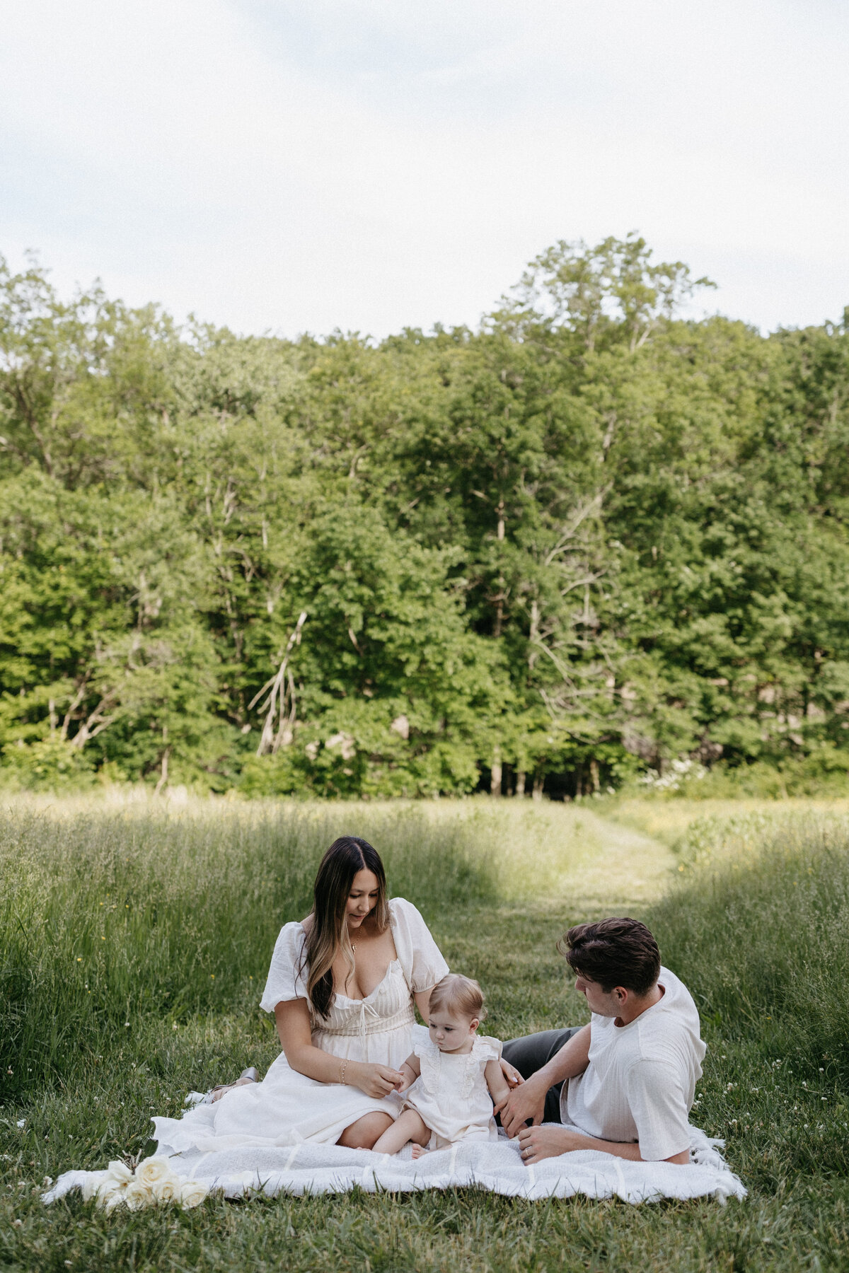 timeless-outdoor-family-maternity-photography-in-field-5