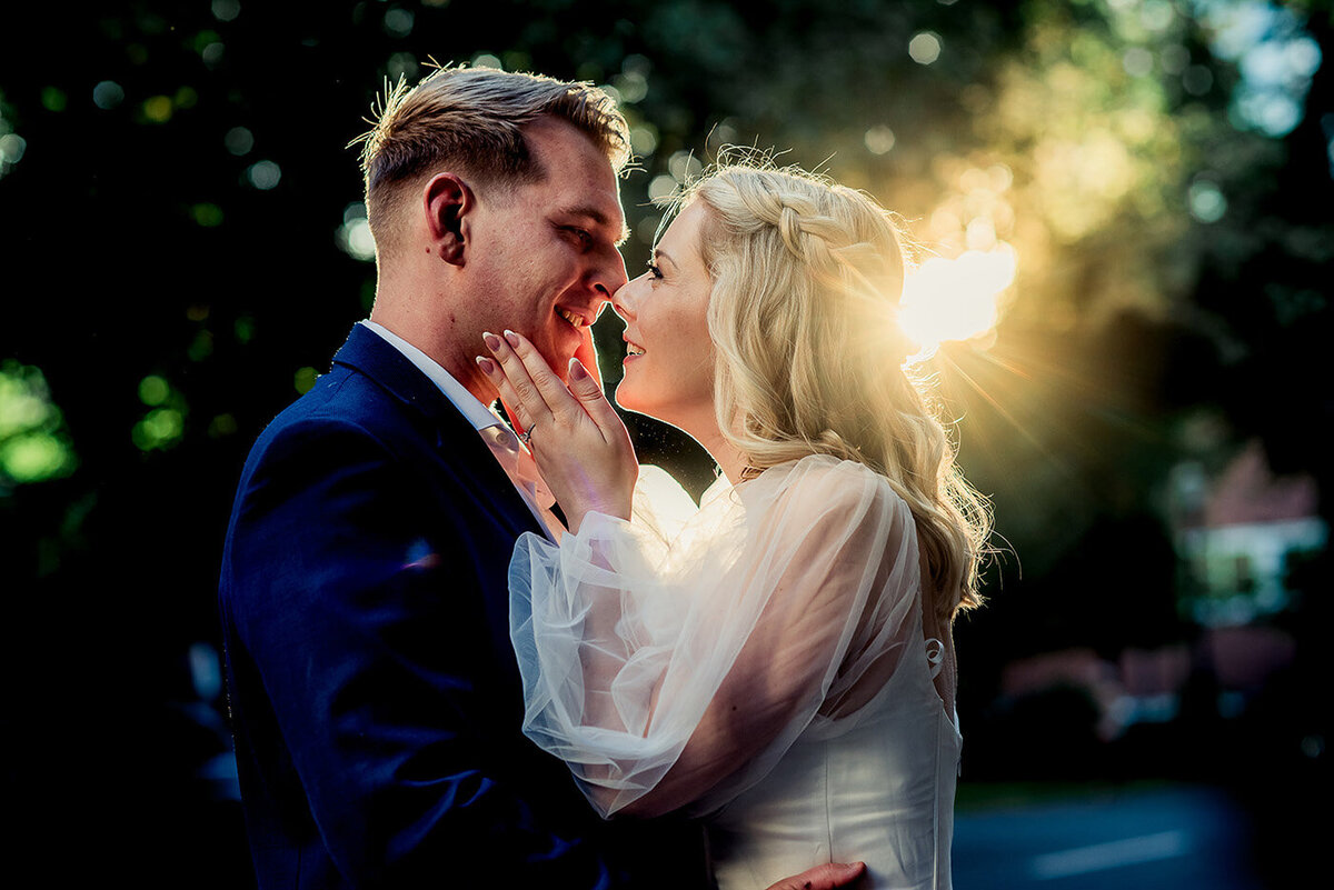 couple kissing in sun