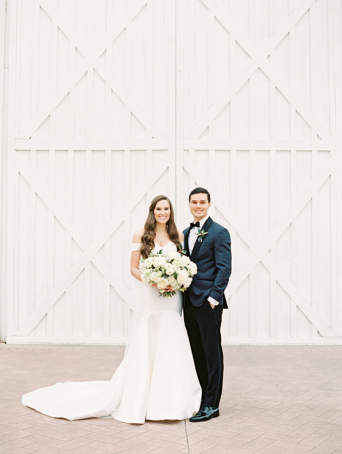 max-owens-design-white-green-flower-wedding-01-couple