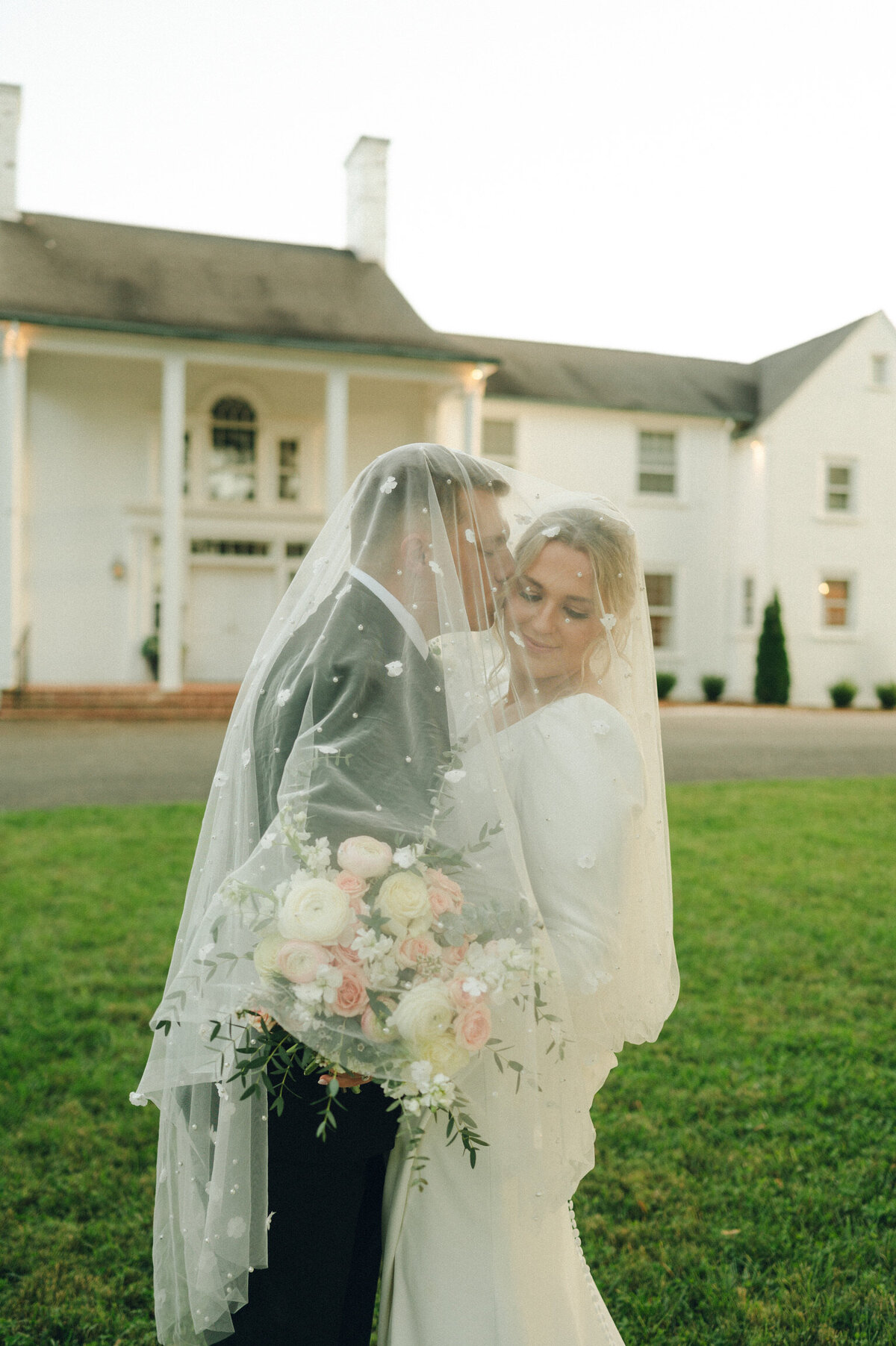 romantic_veil_wedding_couple