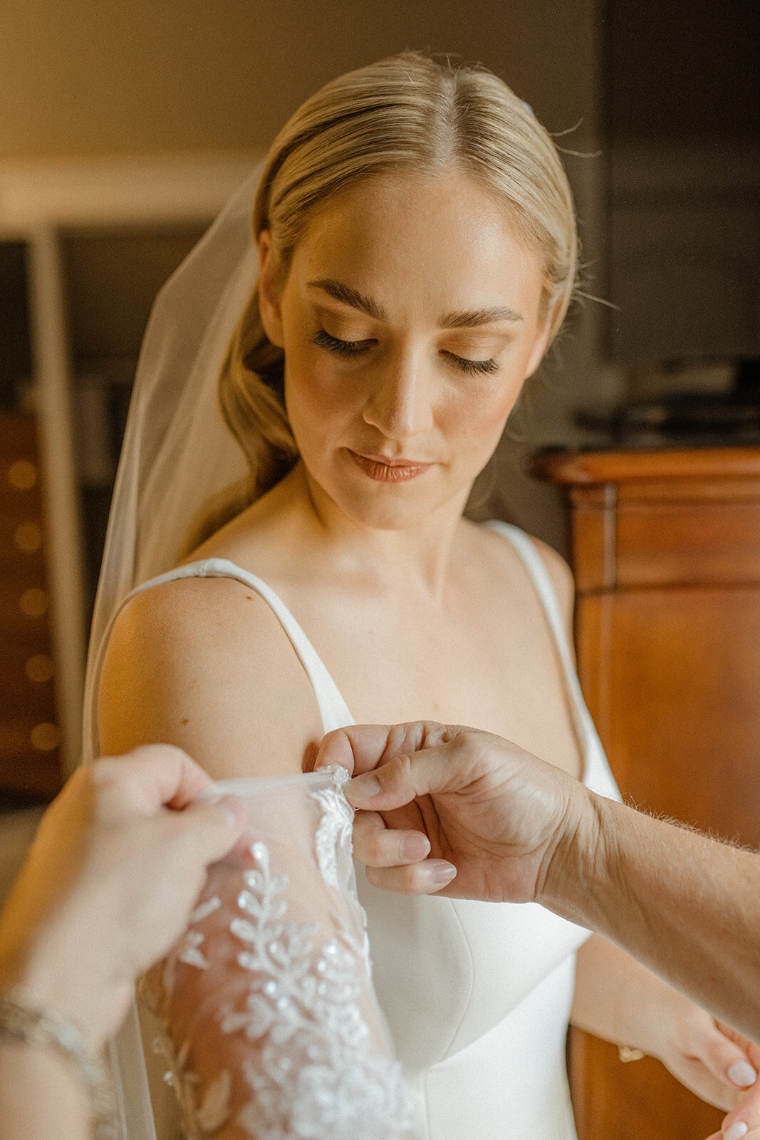 a-niagara-on-the-lake-124-on-queen-wedding-bride-bridesmaids-getting-ready-17