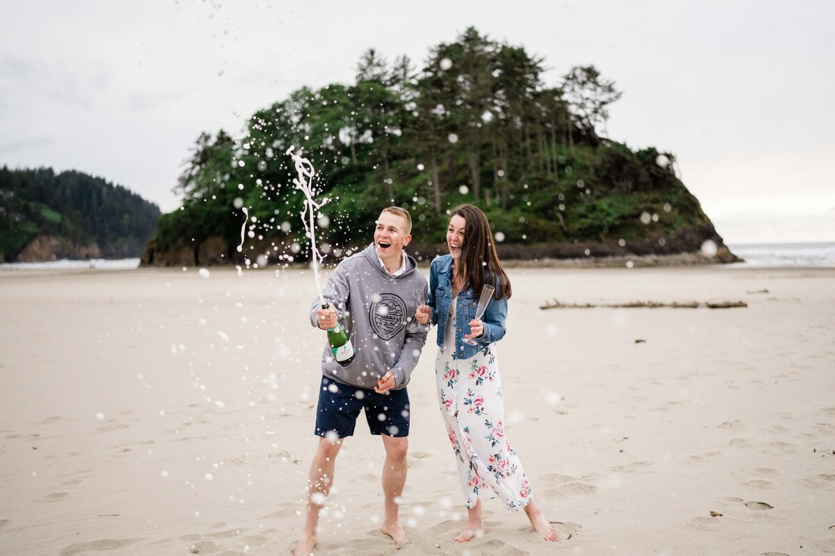 portland wedding photographer captures surprise proposal on oregon coast