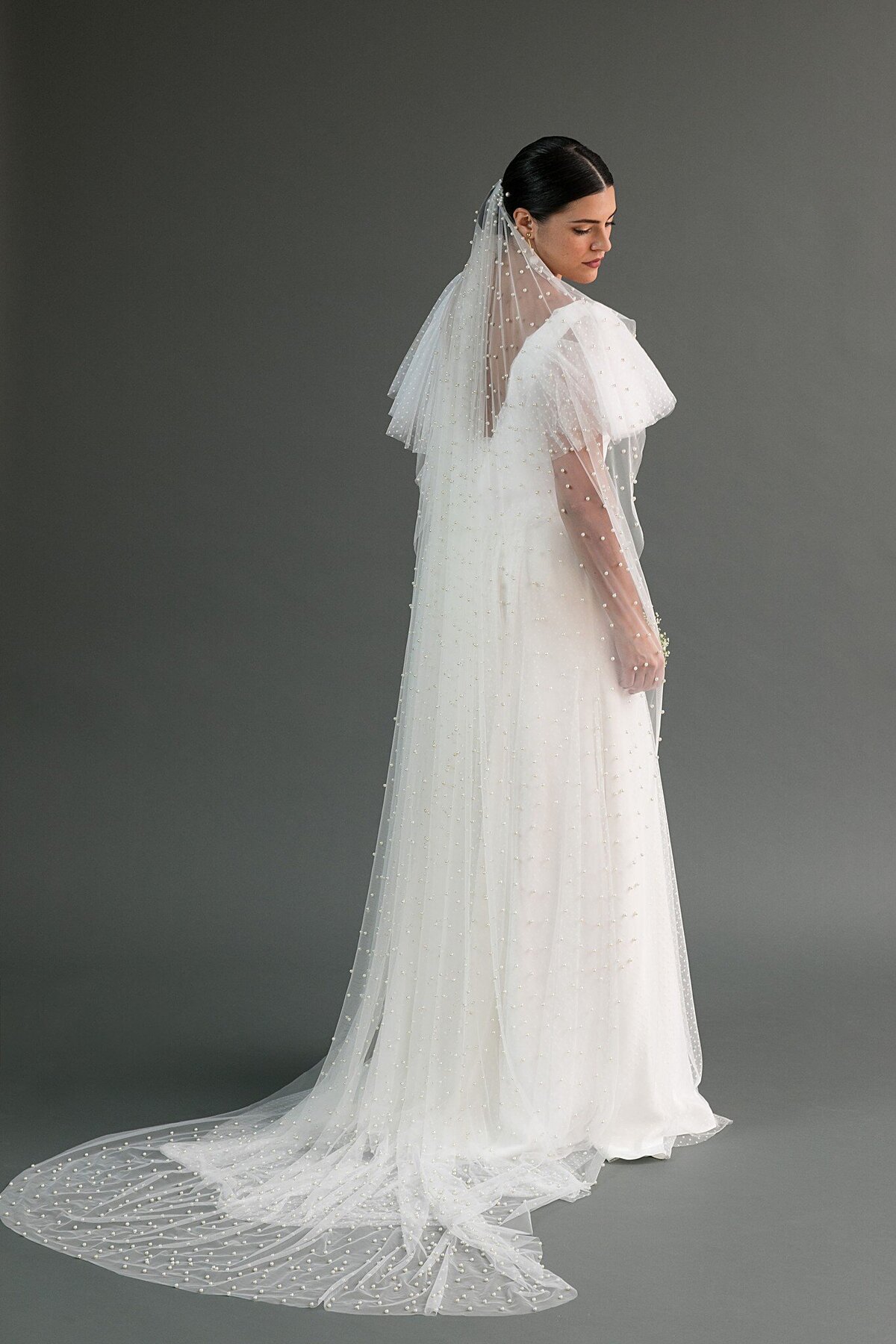 The chapel-length Pearl Veil features rounded edges on all four corners.