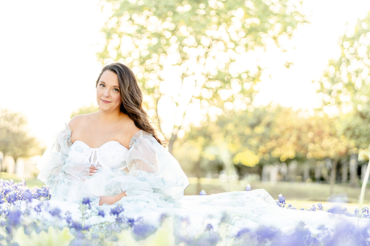 light-airy-pregnancy-photo-bluebonnets
