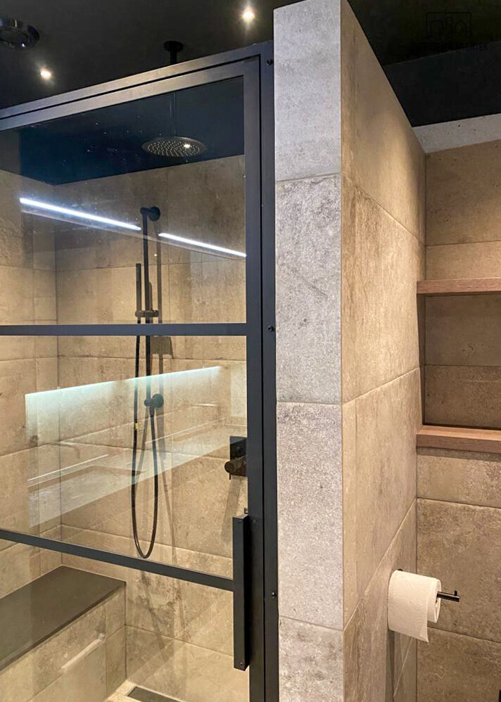 Zwarte kranen Woerden, Interieurontwerp Woerden, Interieuradvies Woerden, Badkamer Woerden, Badkamerontwerp Woerden, Zwart toilet Woerden, Toilet Woerden, Ronde spiegels Woerden, Vrijstaand Bad