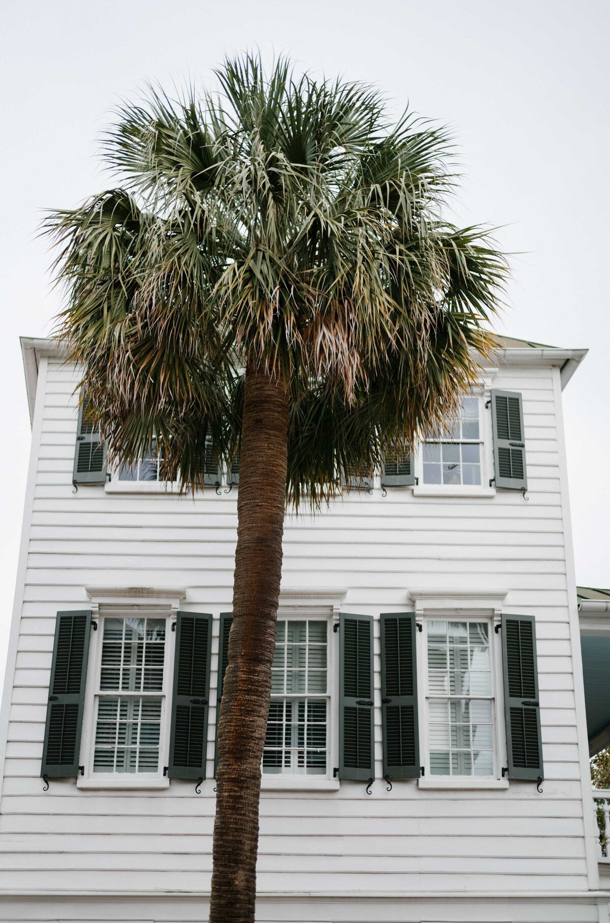 downtown-charleston-engagement-session-meg-andrew-014