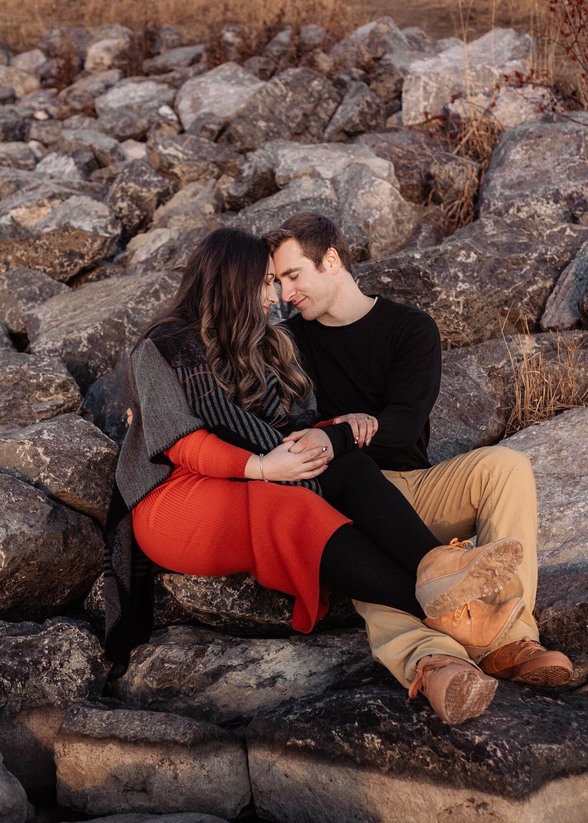 couple-sitting-on-rocks
