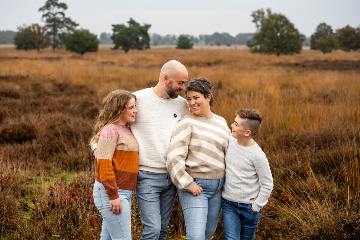 familie fotograaf, gezinsfotografie, familie, liefde, echt, tijdloos, kleur echt, Twente, Twenterand, Westerhaar, Vriezenveen, Hardenberg, Almelo, Enschede, kinderfotografie, fotograaf, Juliantien, Schipper, Juliantien fotografie