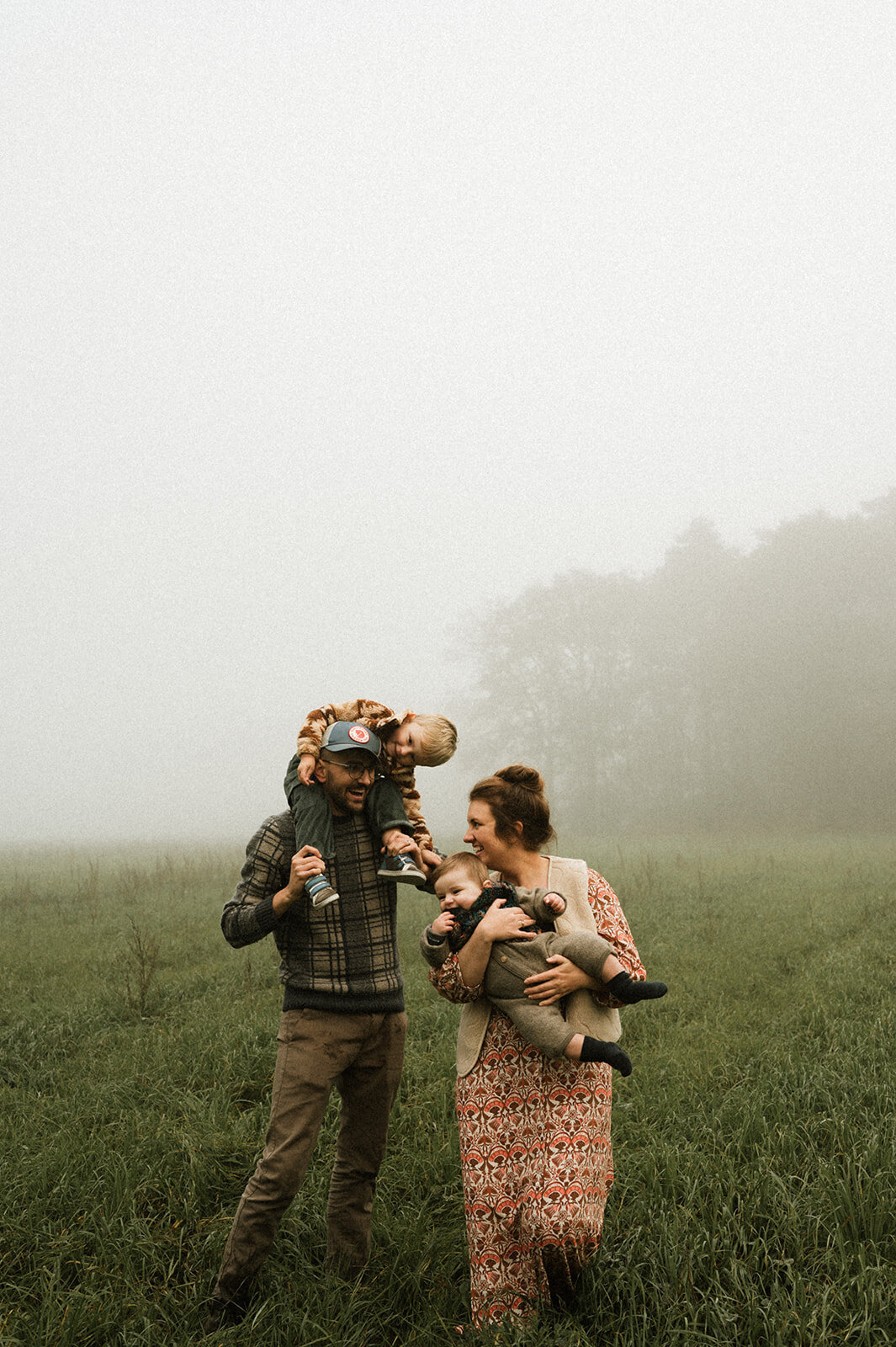 authentieke gezinsreportage in het bos