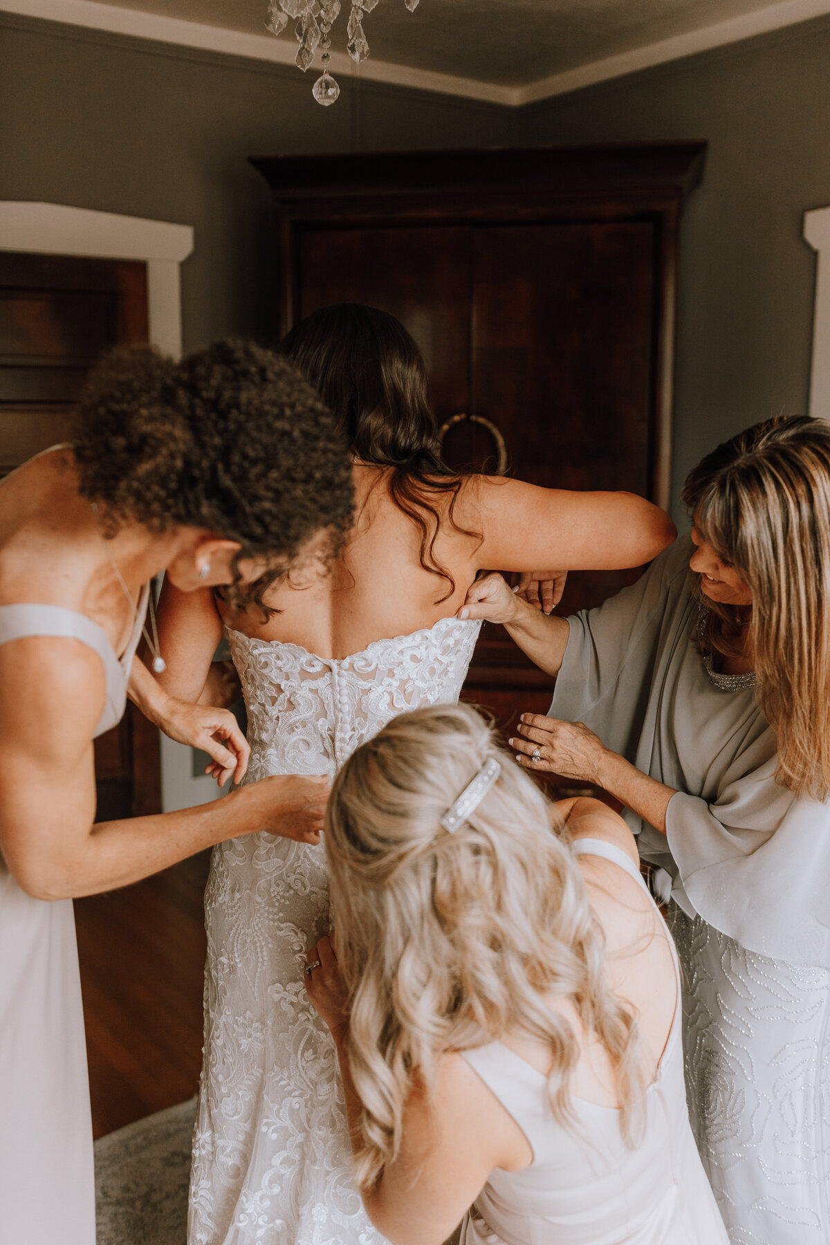 bridal party getting ready at the manor house