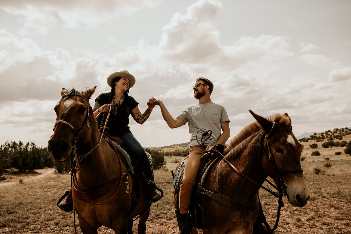 santa-fe-new-mexico-horseback-riding-engagement-photos (4)