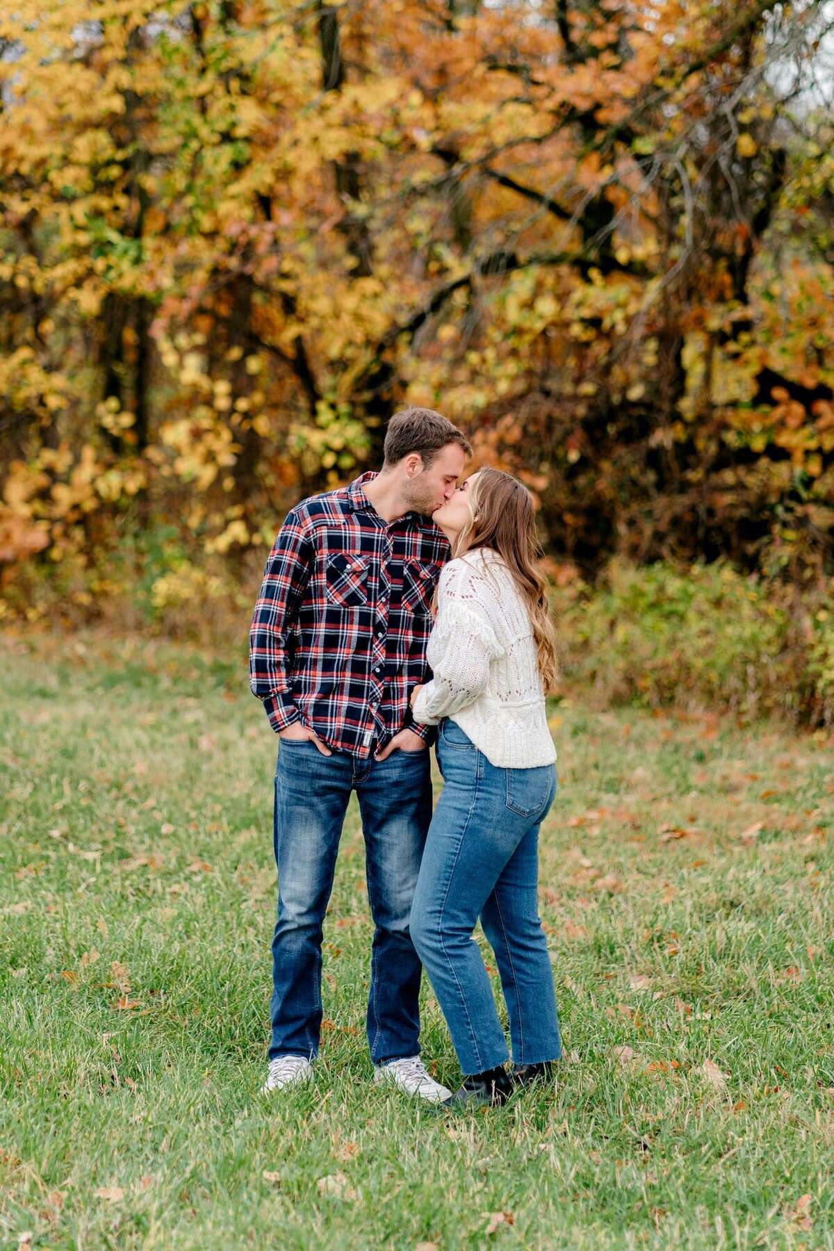 fall-engagement-couple-kissing