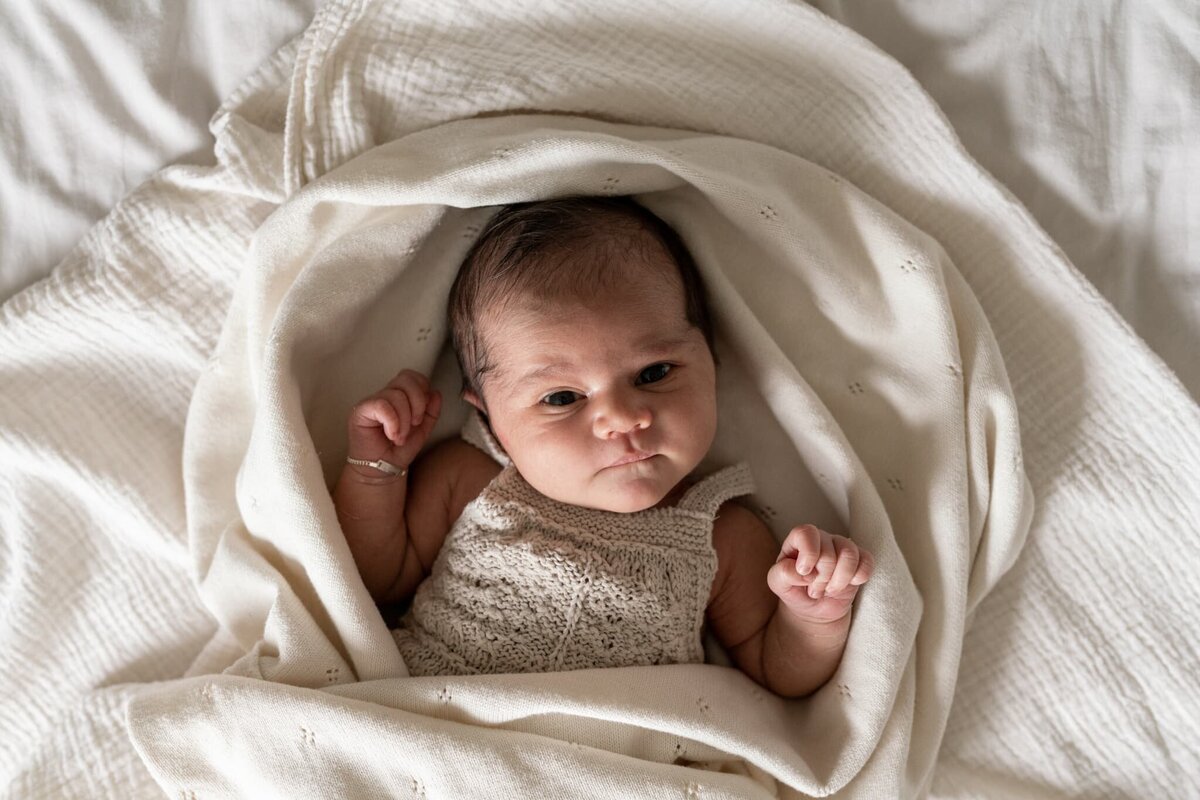 Newborn fotoshoot Groningen Drenthe en Friesland - vader, moeder en baby natuurlijke kleuren.