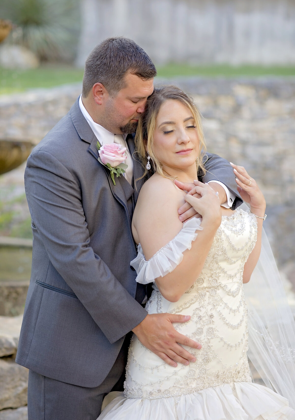 bride and groom posing-lost mission-hill country venue-robin rogers photography