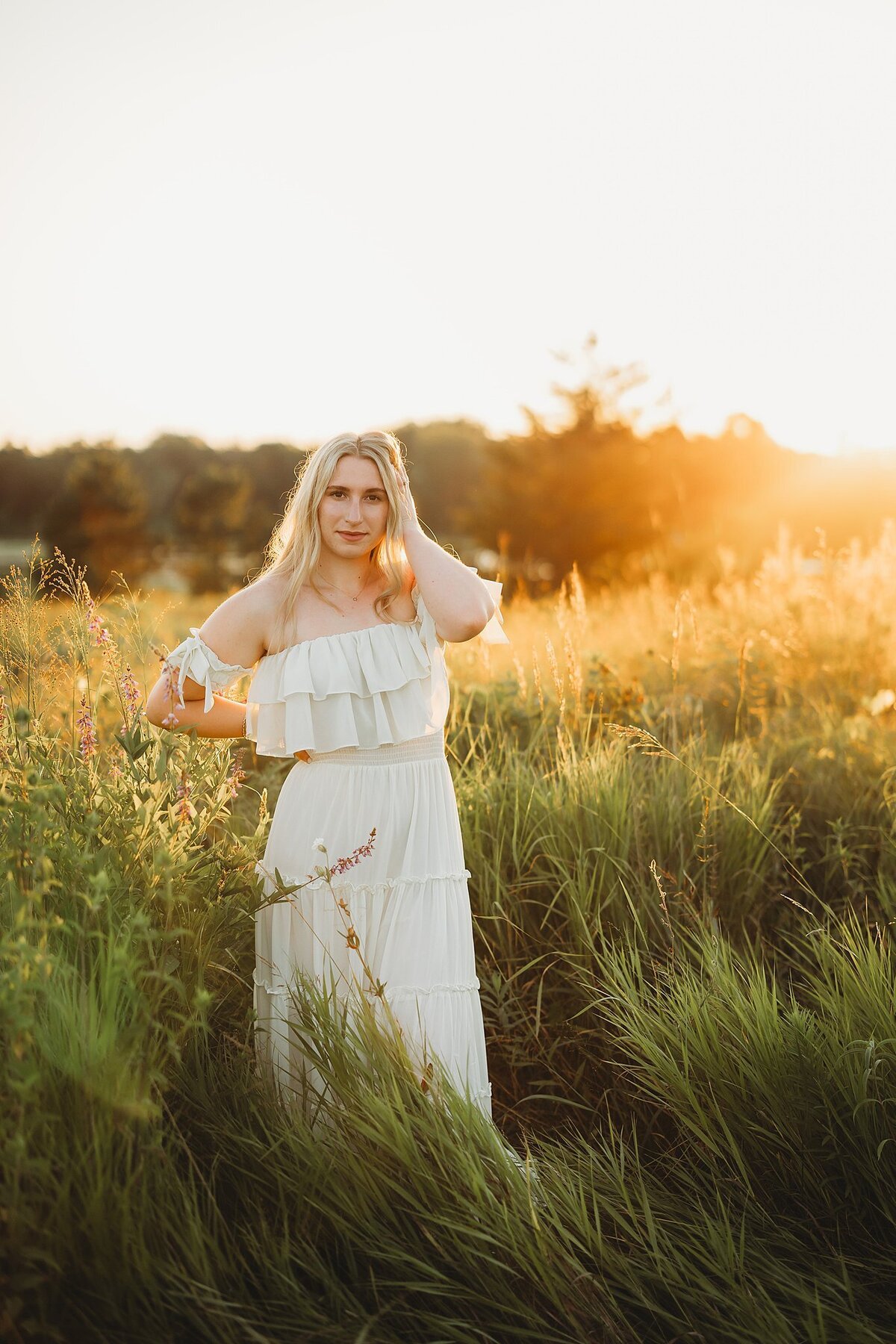 senior-girl-in-flower-field-lindstrom