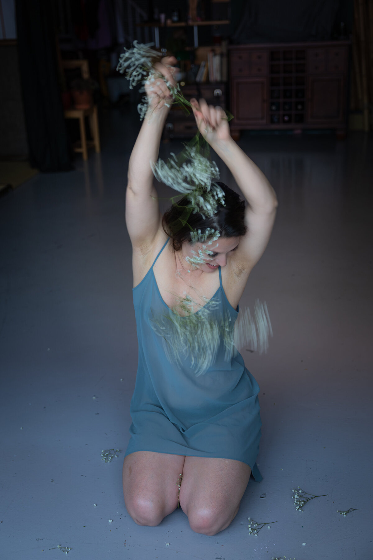 Femme jouant avec des fleurs photographie de boudoir Montréal