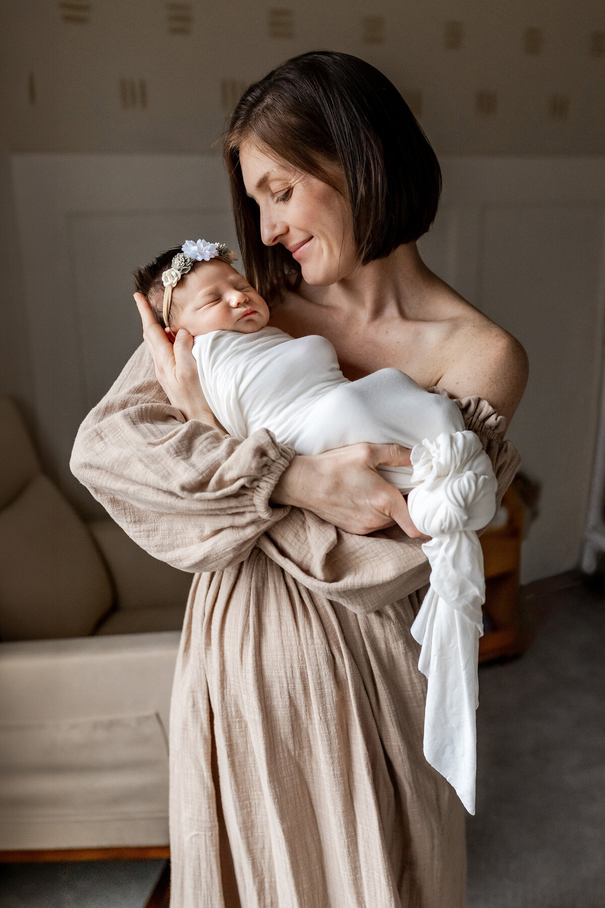 minneapolis-newborn-photos-mom-holding-baby.jpg 