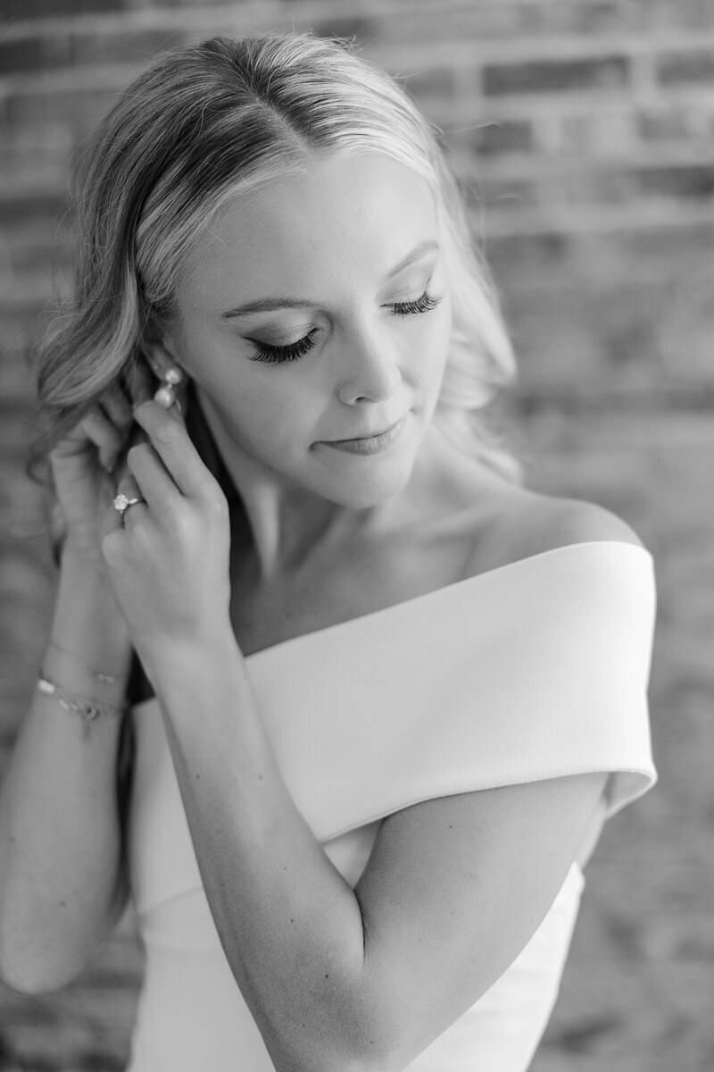 Bride Getting Ready with Mom and Bridesmaids at The Loft on 6th060
