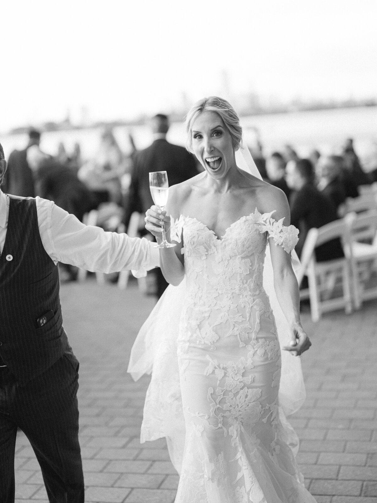 libertywarehouse-newyorkwedding-weddingwithaview-felixfeyginphotography-029