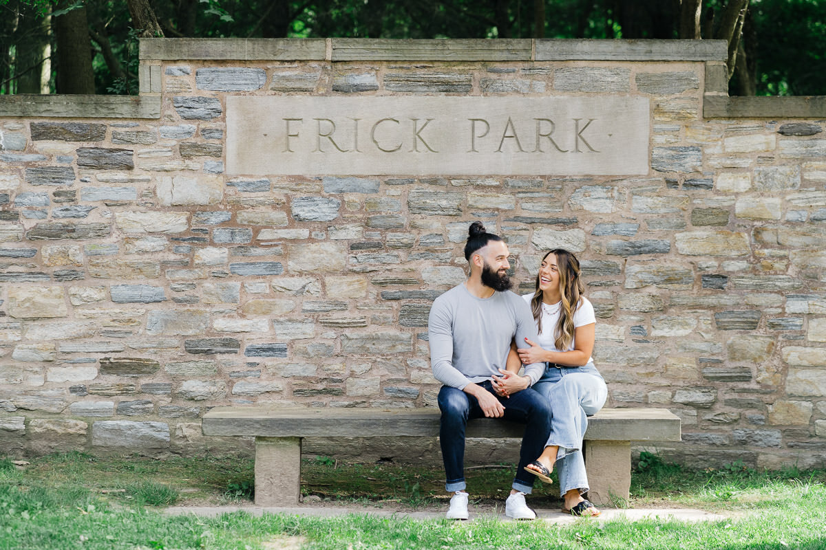 Engagement-couple-portrait-Frick-Park