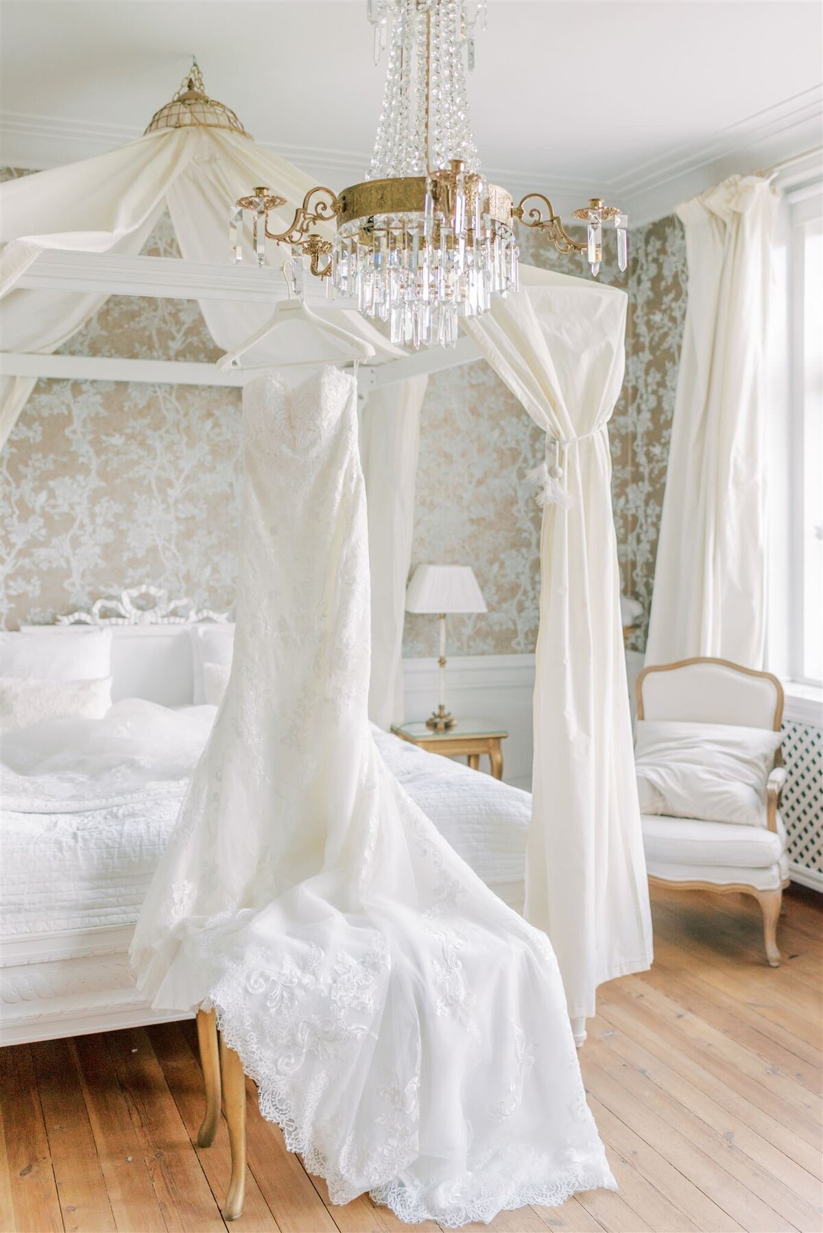 Bröllopsfotograf i Stockholm helloalora Anna Lundgren destination slottsbröllop Rånäs Slott i Roslagen brudklänning i spets i bröllopssviten