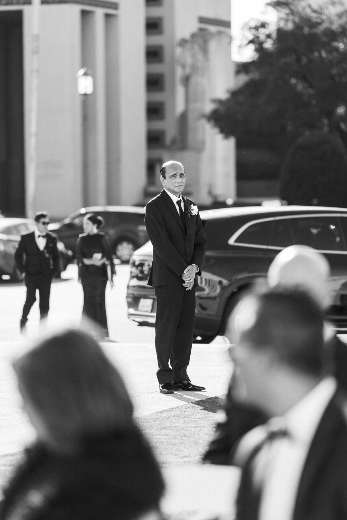 father-of-the-groom-before-aisle