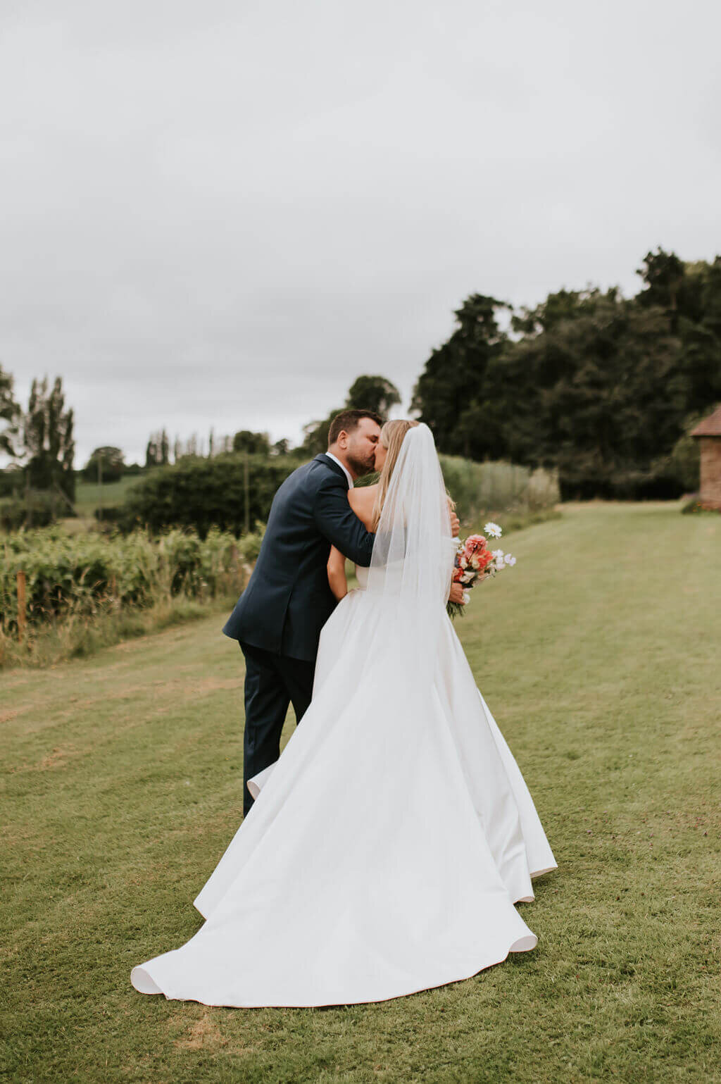 Issy-and-Bella-Floral-Design-Wedding-Florist-Herefordshire-Broadfield-Court-j&N69
