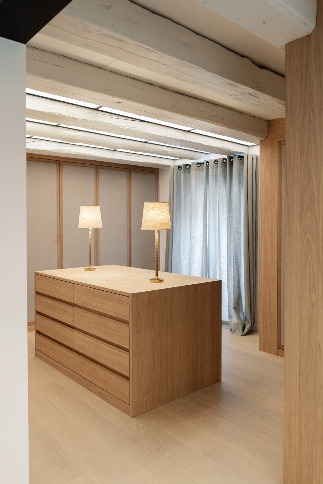 Ankleidezimmer-Schraenke-Holz-Adam-Innenausbau-Lich-2