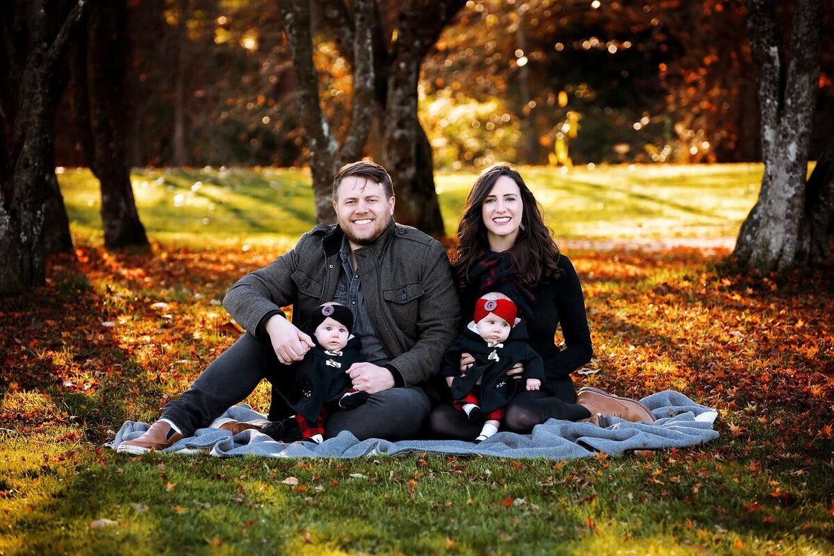 outdoor-family-photography_vancouver-fraser-valley_queen-elizabeth-park_autumn-twins