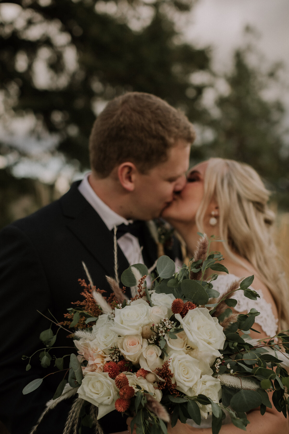 brittany-william-wedding-british-columbia-kelowna-lake-mountains-fall-autumn-gallaghers-canyon-golf-course-14