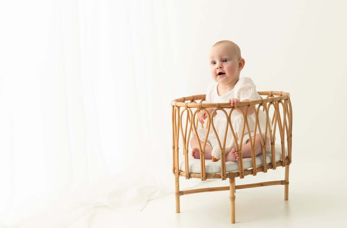 baby in witte minimalistische setting