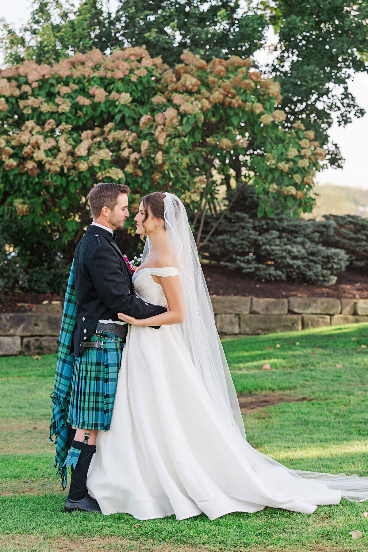 bride and groom posing for wedding photography at the lake club of ohio