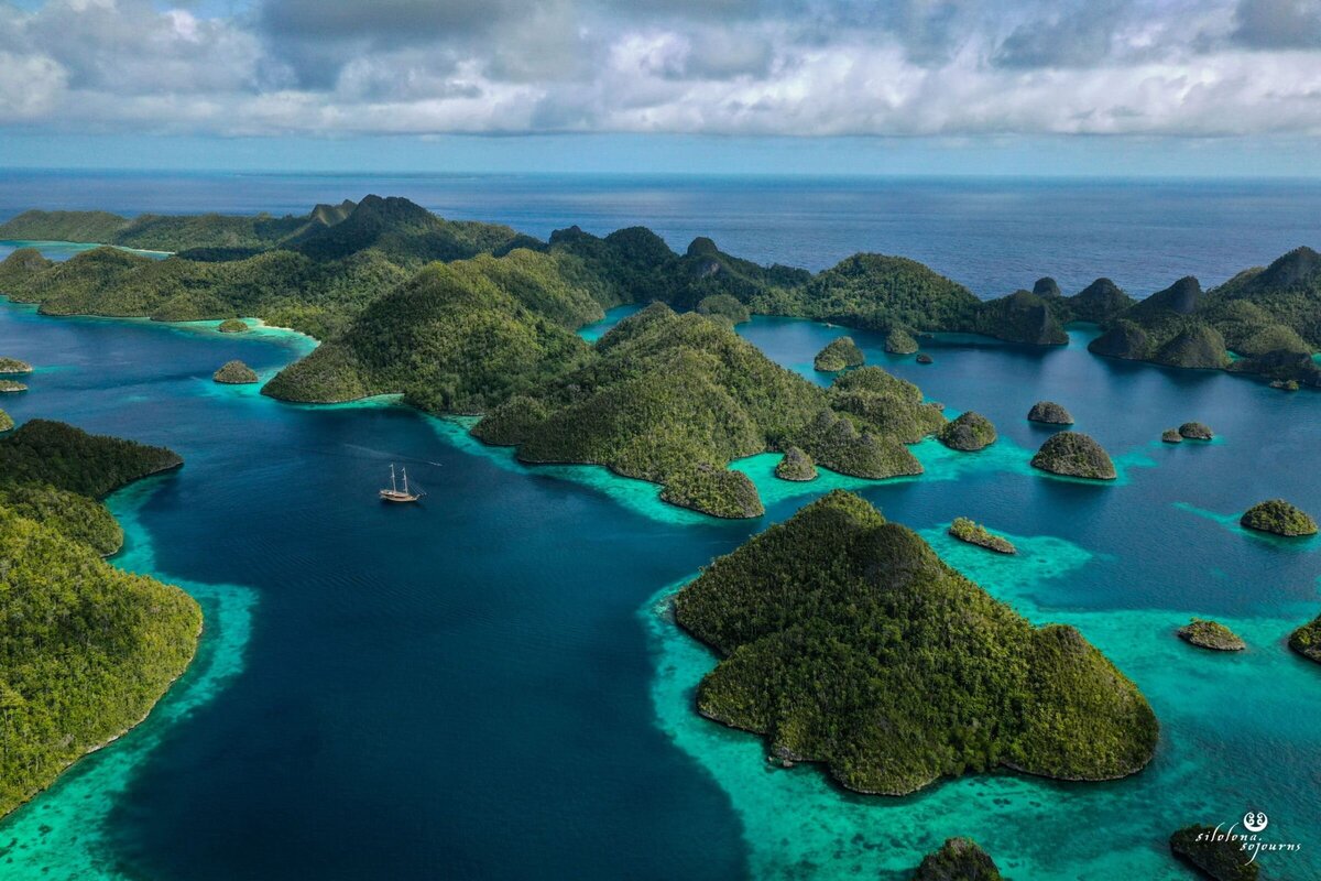 Luxury Yacht Charter Indonesia Silolona SilolonaSojourns-RajaAmpat_One-Boat_