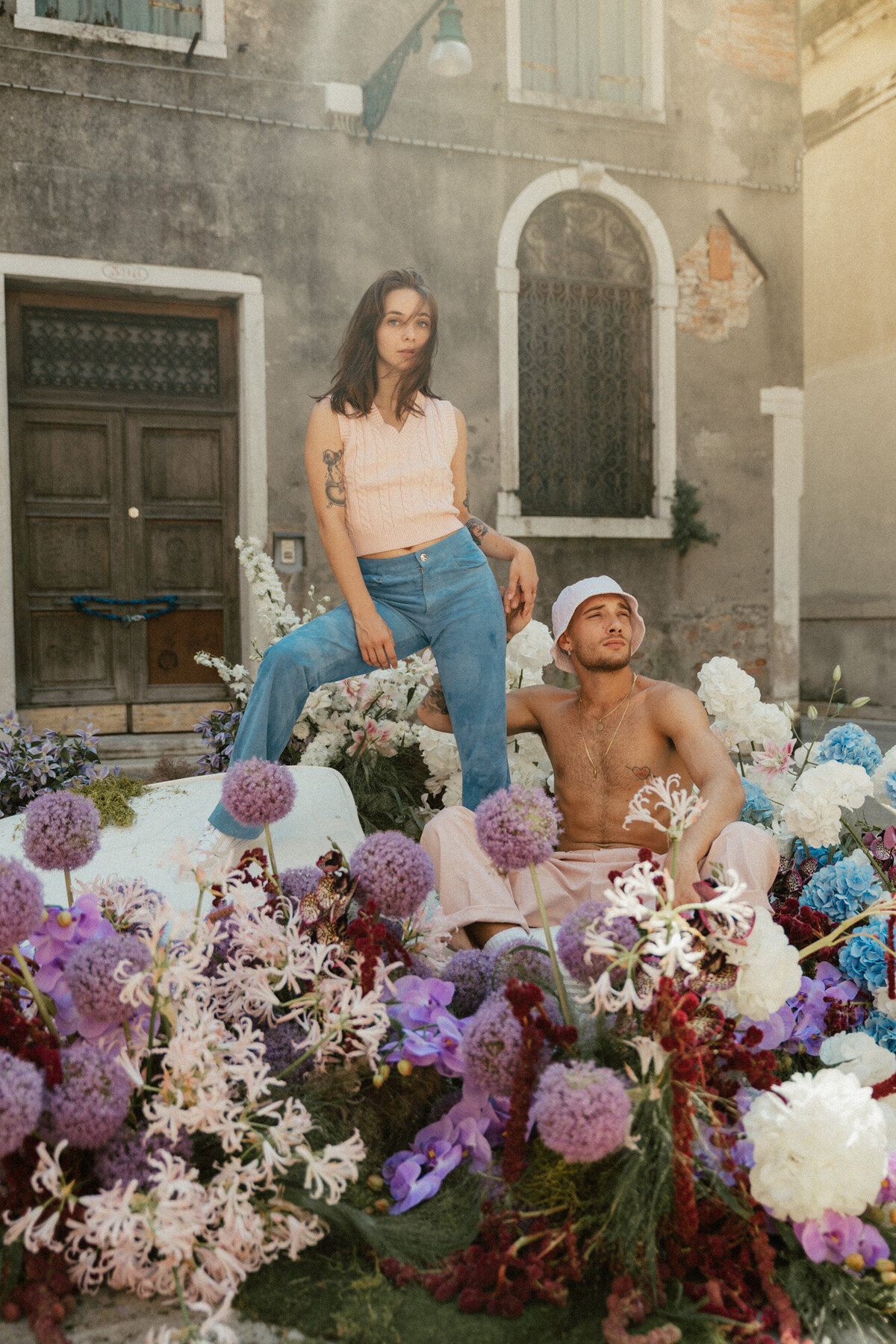 grungey-editorial-couples-photoshoot-venice-Italy-16